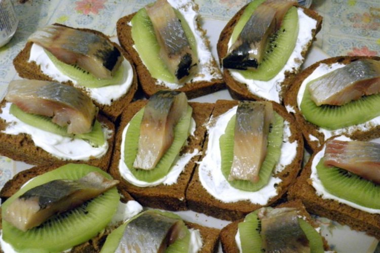 Канапе с киви и сельдью