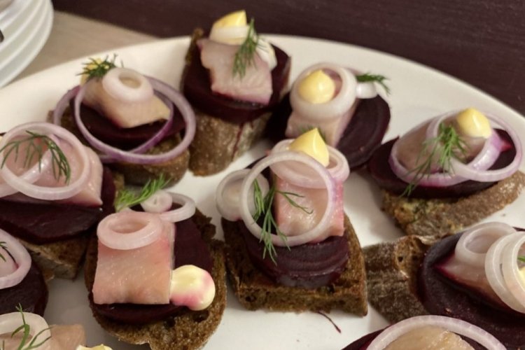 Канапе с селедкой и свеклой