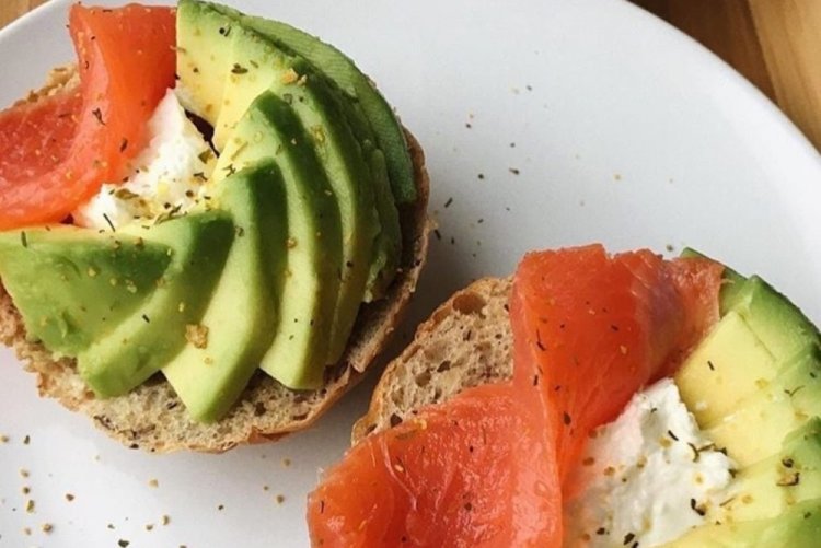 Тосты с авокадо и лососем