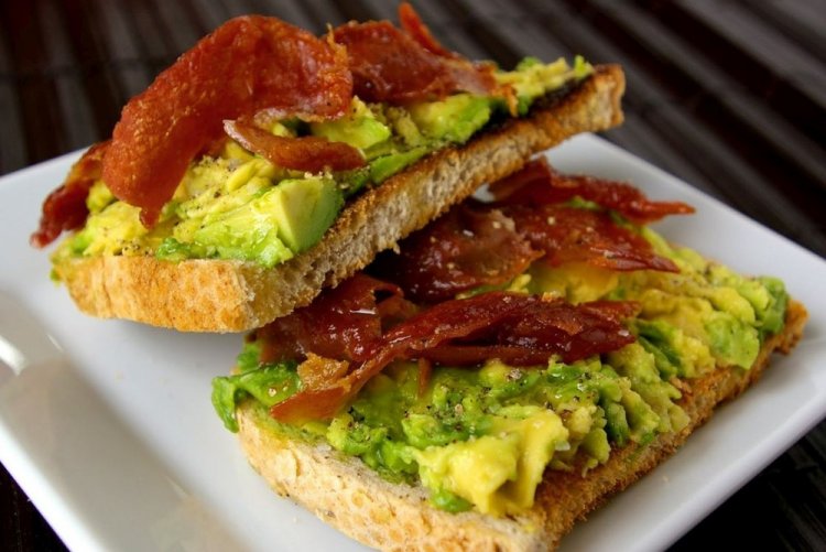 Тосты с беконом и авокадо