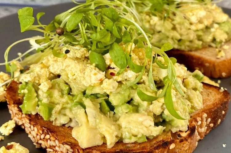 Тосты с авокадо и скрэмблом