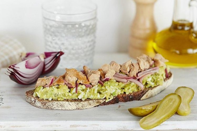 Тосты с печенью трески и авокадо