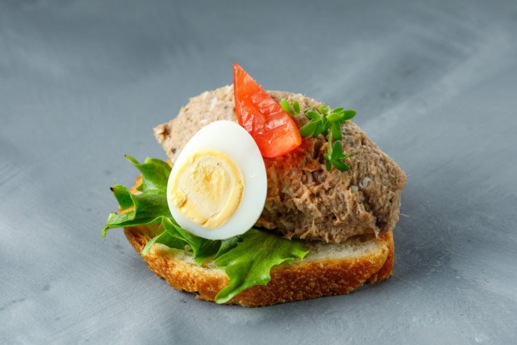 Тосты с тунцом и авокадо