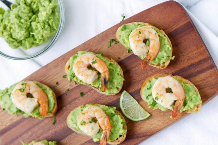 Тосты с креветками и авокадо