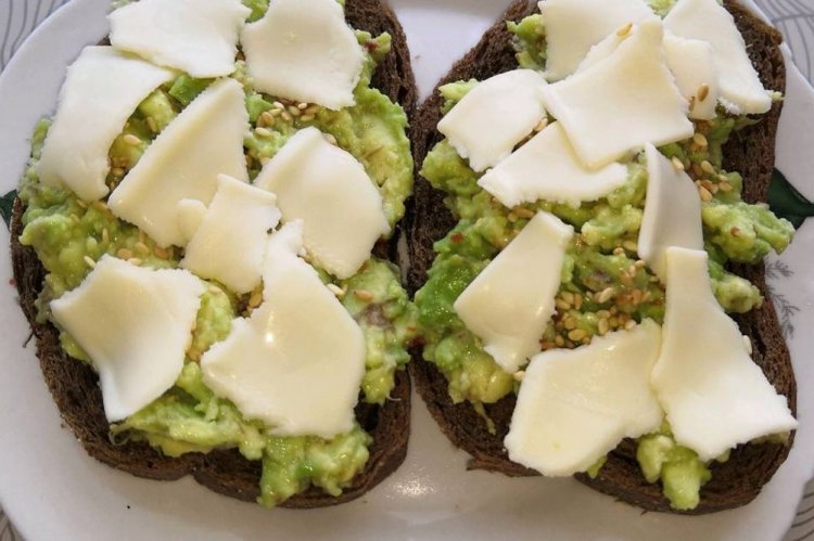 Тосты с творожным сыром и авокадо