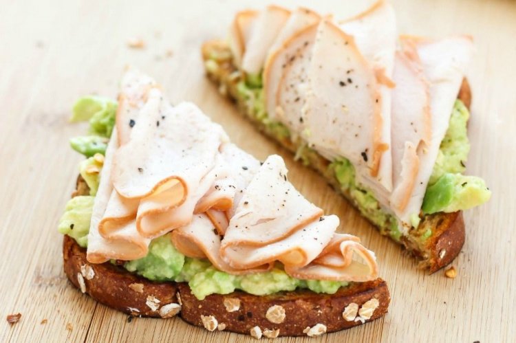 Тосты с авокадо и ветчиной