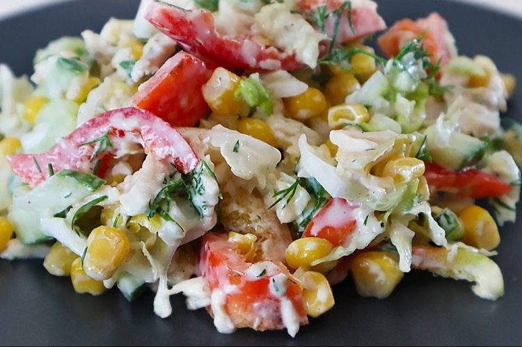 Салат с овощами, курицей и кукурузой