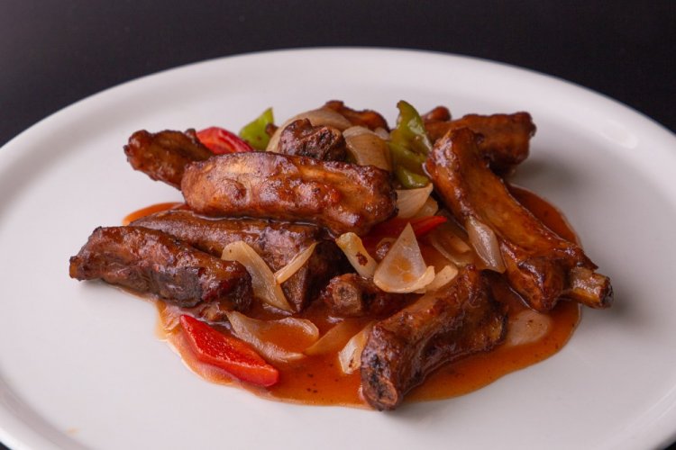 Свиные ребра с овощами в соевом соусе