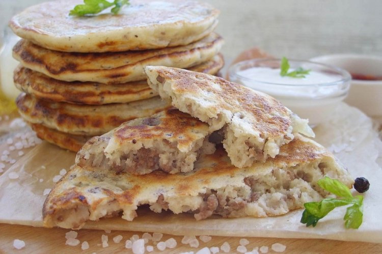 Оладьи на кефире с мясным фаршем