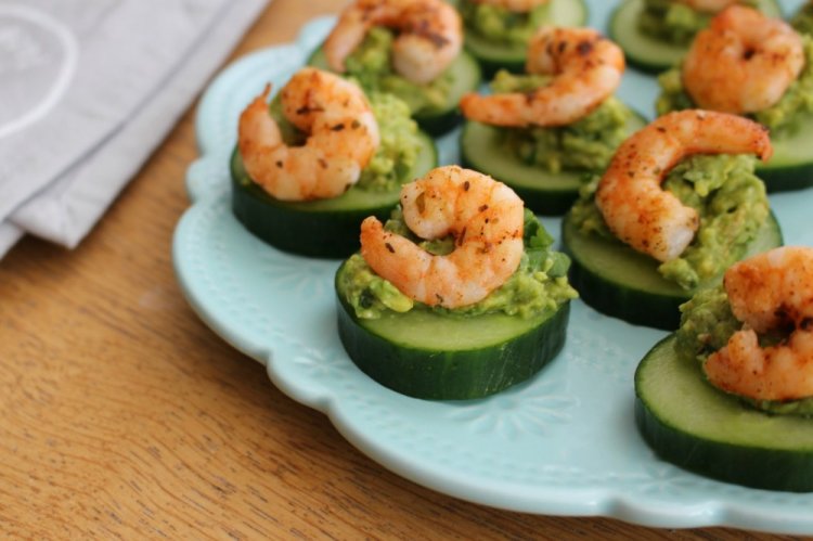 Закуска с авокадо, виноградом и красной рыбой