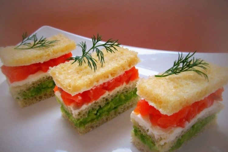 Канапе с авокадо, семгой и творожным сыром