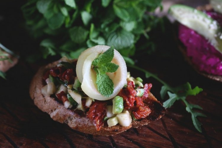 Брускетты с авокадо и грушей