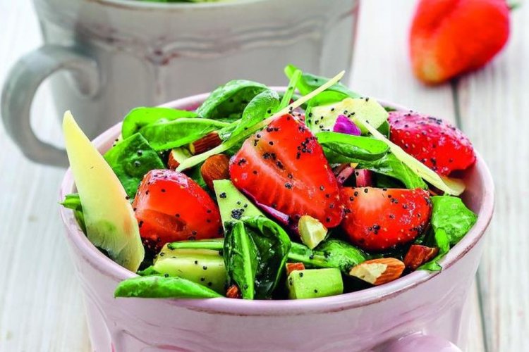 Коктейльный салат из авокадо с клубникой