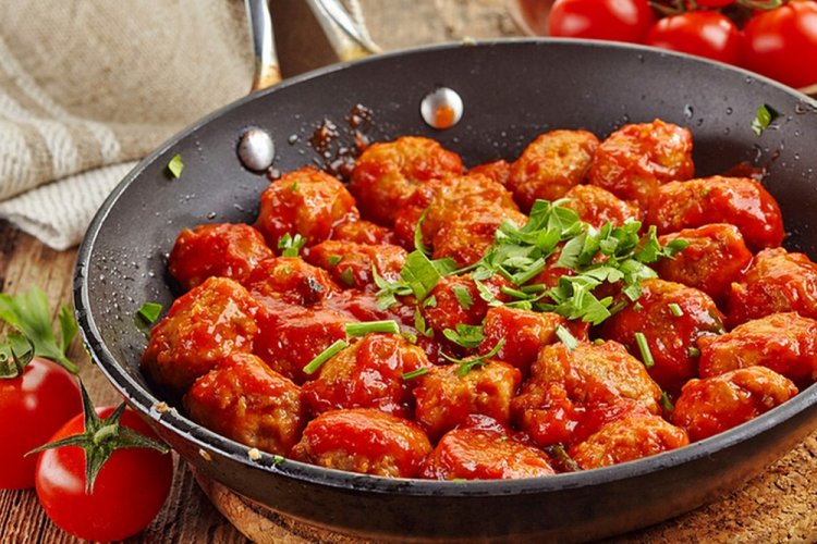 Фрикадельки в соусе из томатного сока