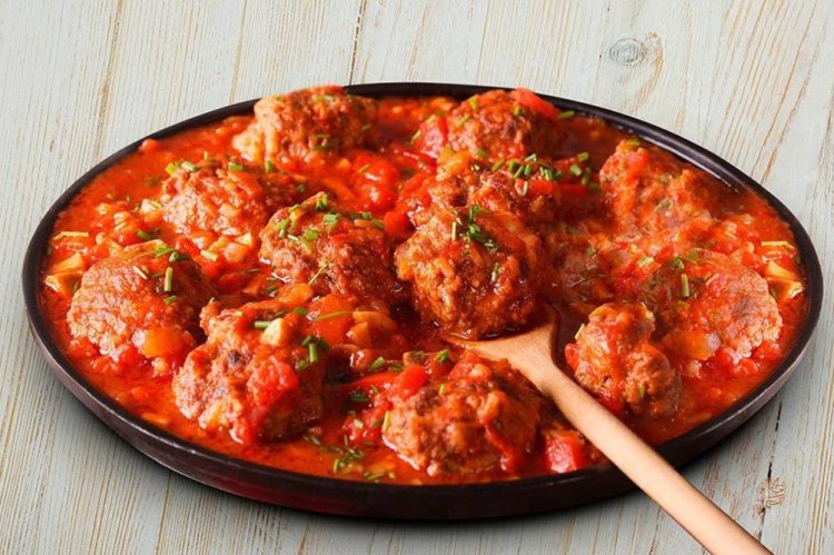 Фрикадельки в соусе из томатов в собственном соку
