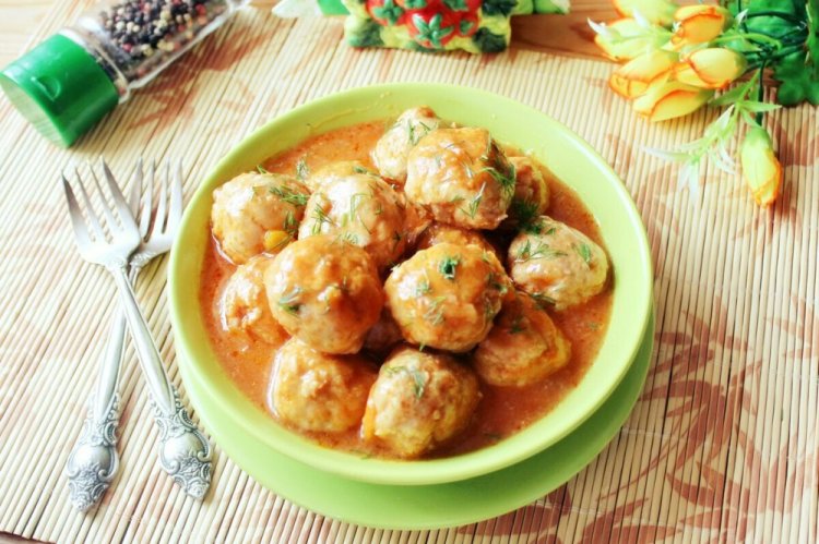 Фрикадельки с грибами в томатном соусе