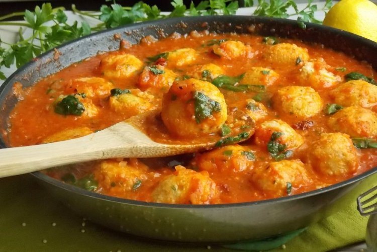 Рыбные фрикадельки в томатном соусе