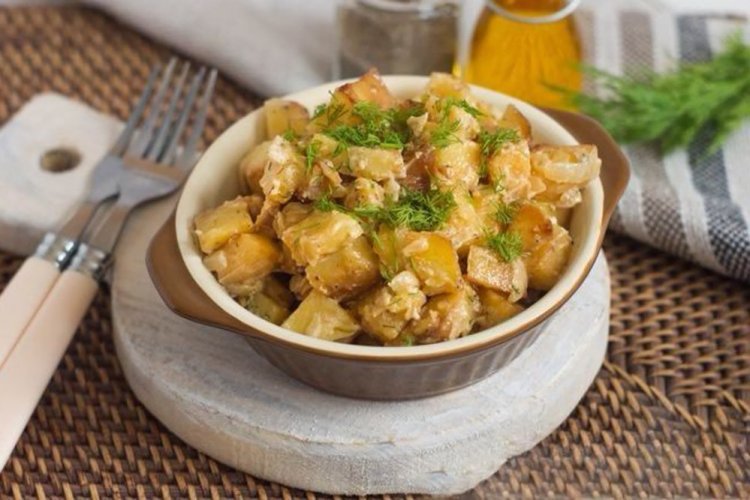 Картошка по-деревенски со сметаной на сковороде