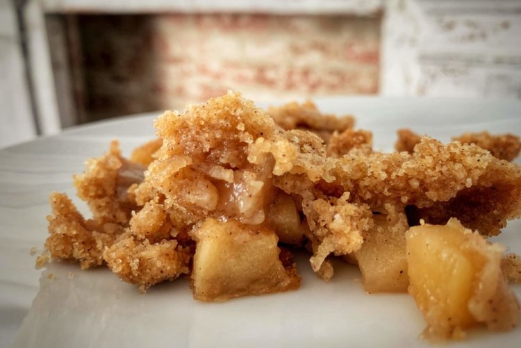 Яблочный крамбл из песочного печенья
