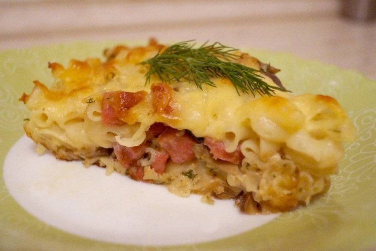 Запеканка из макарон с сосисками