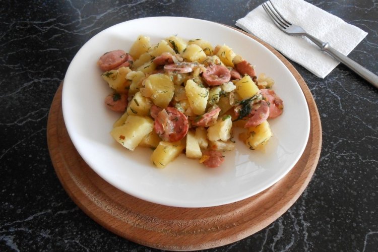 Тушеная картошка с сосисками