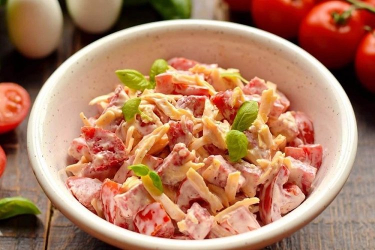 Салат с сосисками, сыром и помидорами