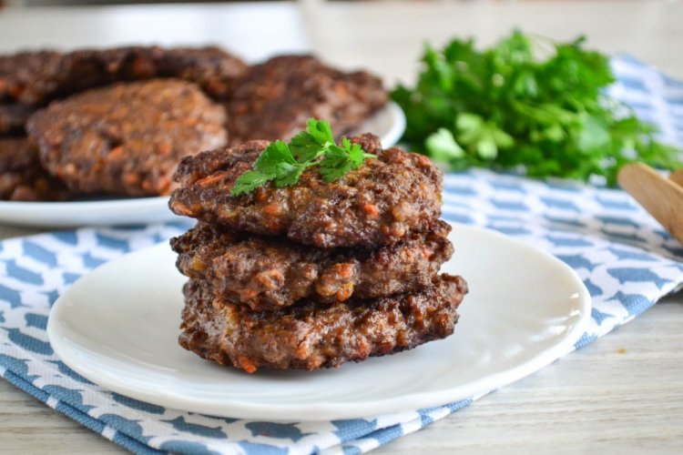 Печеночные оладьи с овощами