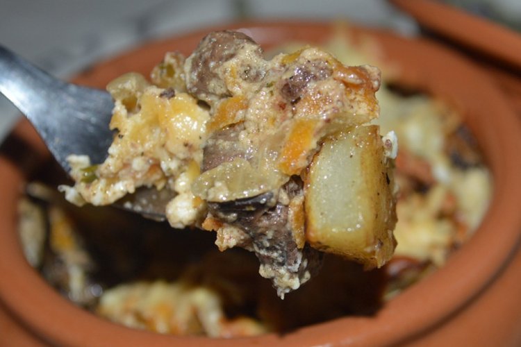 Куриная печень с картошкой и грибами в горшочках