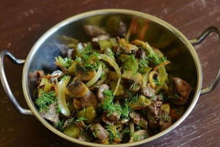 Жареная куриная печень с солеными огурцами