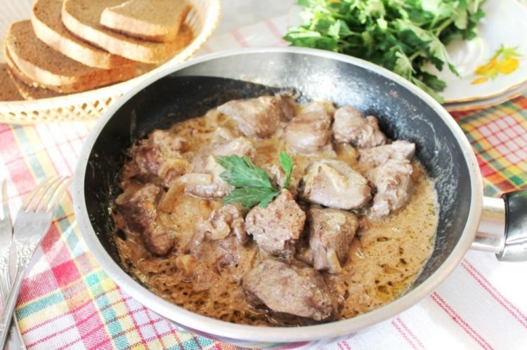 Тушеная куриная печень в сметане