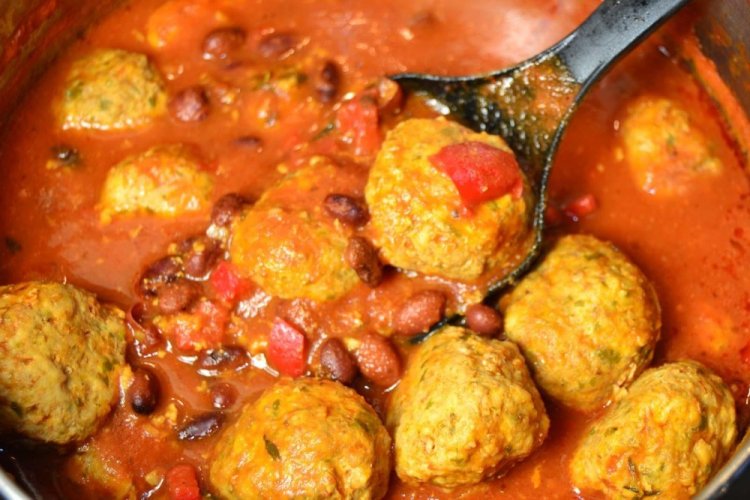 Фрикадельки с фасолью и подливкой на сковороде