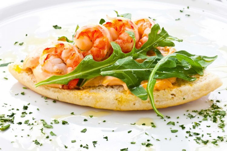 Бутерброды с семгой и креветками