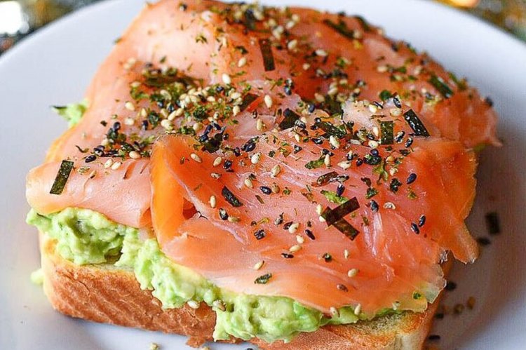 Бутерброды с семгой, авокадо и яйцом