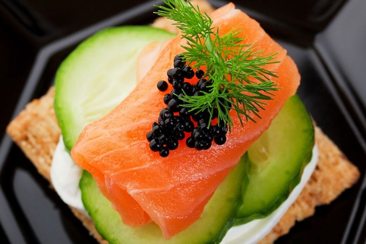 Бутерброды с семгой, огурцами и черной икрой