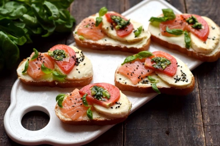 Бутерброды с семгой и помидорами