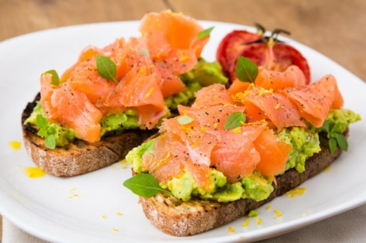 Бутерброды с семгой, кукурузой и авокадо