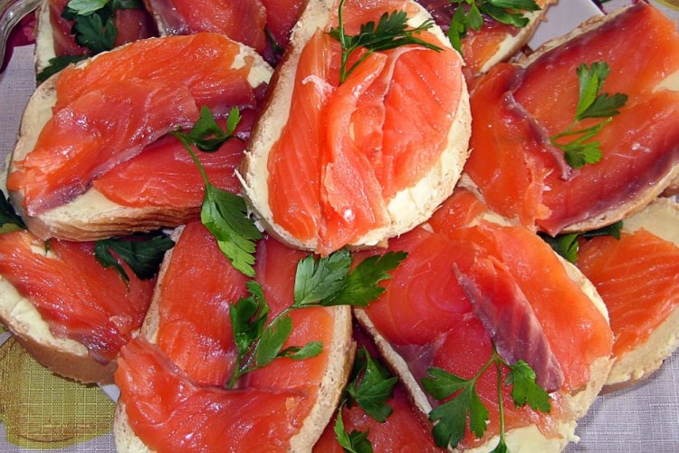 Бутерброды с семгой и корейской морковью