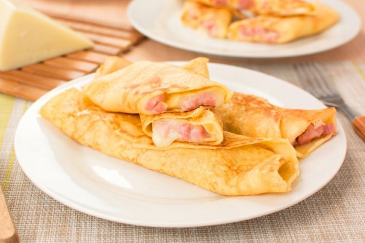 Блины на воде с ветчиной и сыром