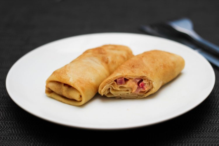 Блины на молоке с ветчиной и сыром