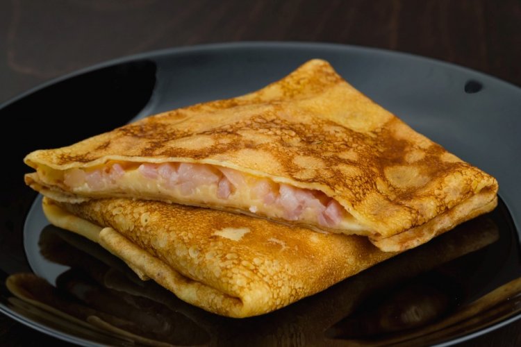 Блины на кефире с ветчиной и сыром