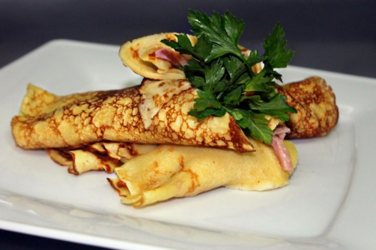 Блины с ветчиной, помидорами и сыром