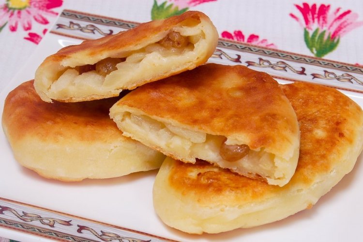 Пирожки с творогом и изюмом