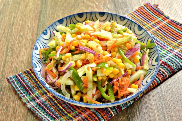 Салат с корейской морковью, кукурузой и огурцами