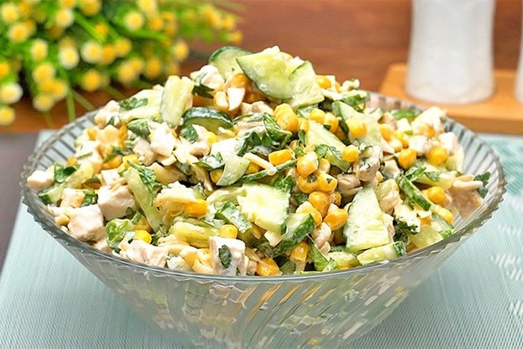 Салат с говядиной, кукурузой и огурцом