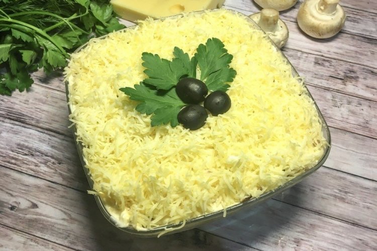 Салат с кукурузой, огурцом и оливками