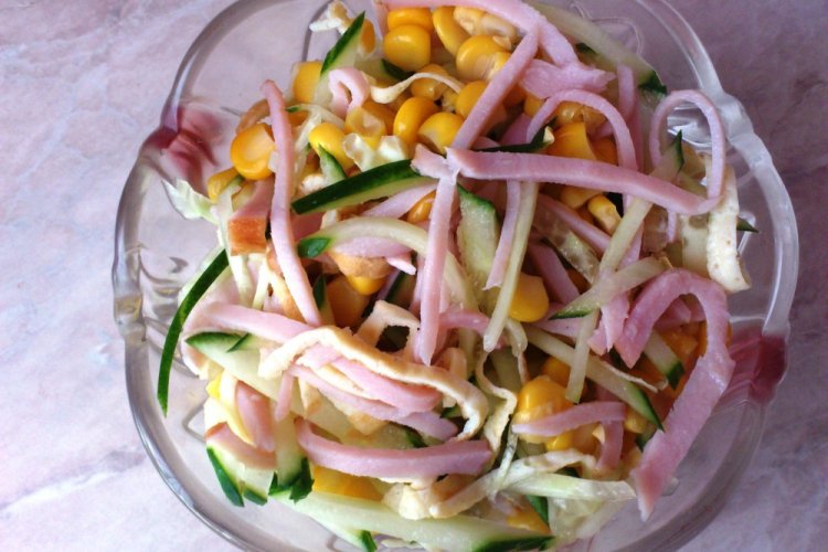 Салат с кукурузой, ветчиной и огурцами