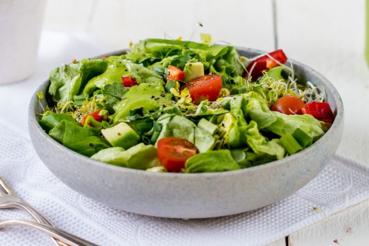 Салат с кукурузой, огурцом и шпинатом