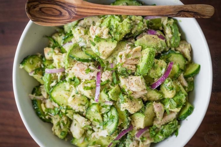 Салат с яблоком, авокадо и тунцом