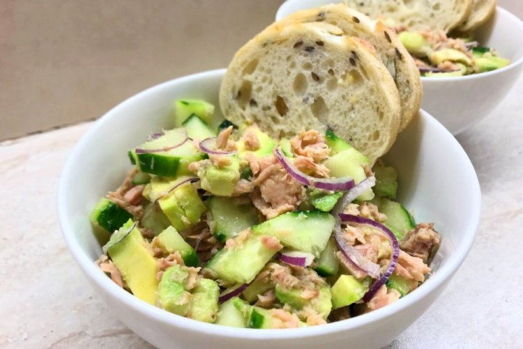 Салат с авокадо, тунцом и апельсиновой заправкой