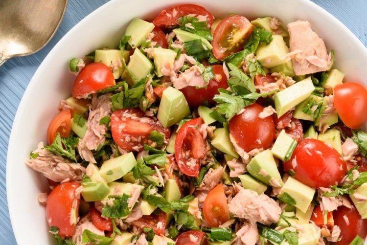 Салат с авокадо, огурцами и тунцом